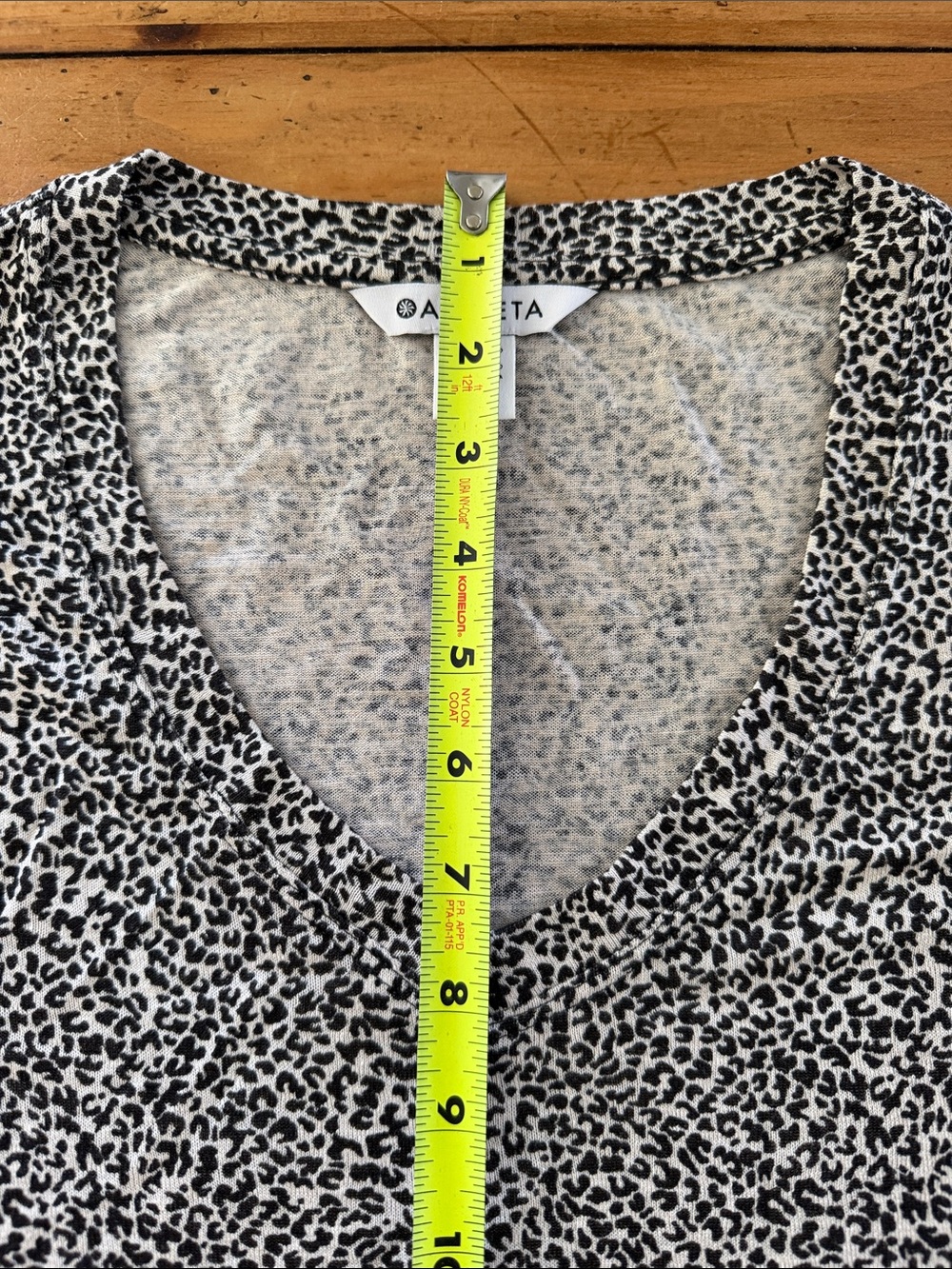 Athleta Breezy Scoop V-neck Tee leopard print size S - Picture 9 of 9